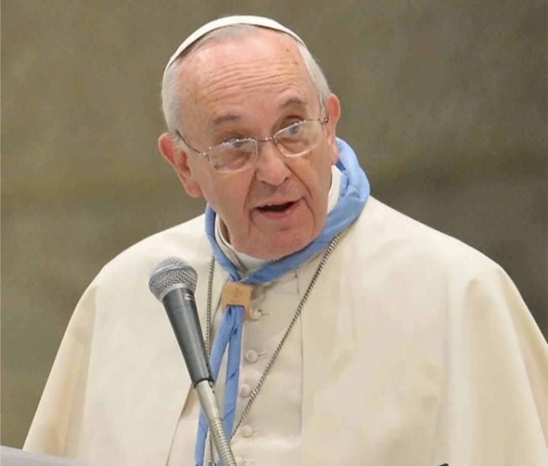 Papa Francisco com lenço escoteiro azul