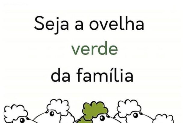 Uma ovelha verde em meio de outras ovelhas brancas