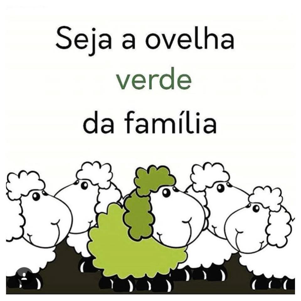 Uma ovelha verde em meio de outras ovelhas brancas
